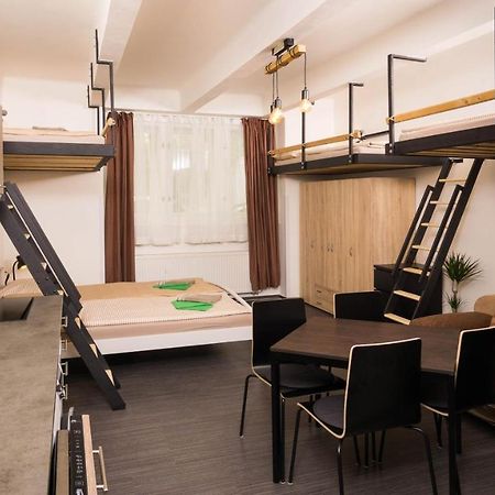 Flying Bed Apartment Close To Prague Castle And Airport 외부 사진