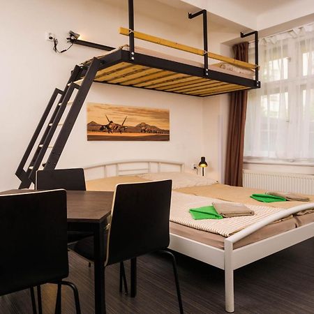 Flying Bed Apartment Close To Prague Castle And Airport 객실 사진