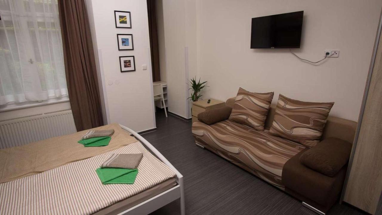 Flying Bed Apartment Close To Prague Castle And Airport 외부 사진