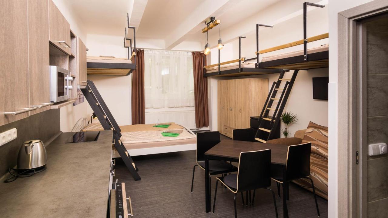 Flying Bed Apartment Close To Prague Castle And Airport 외부 사진