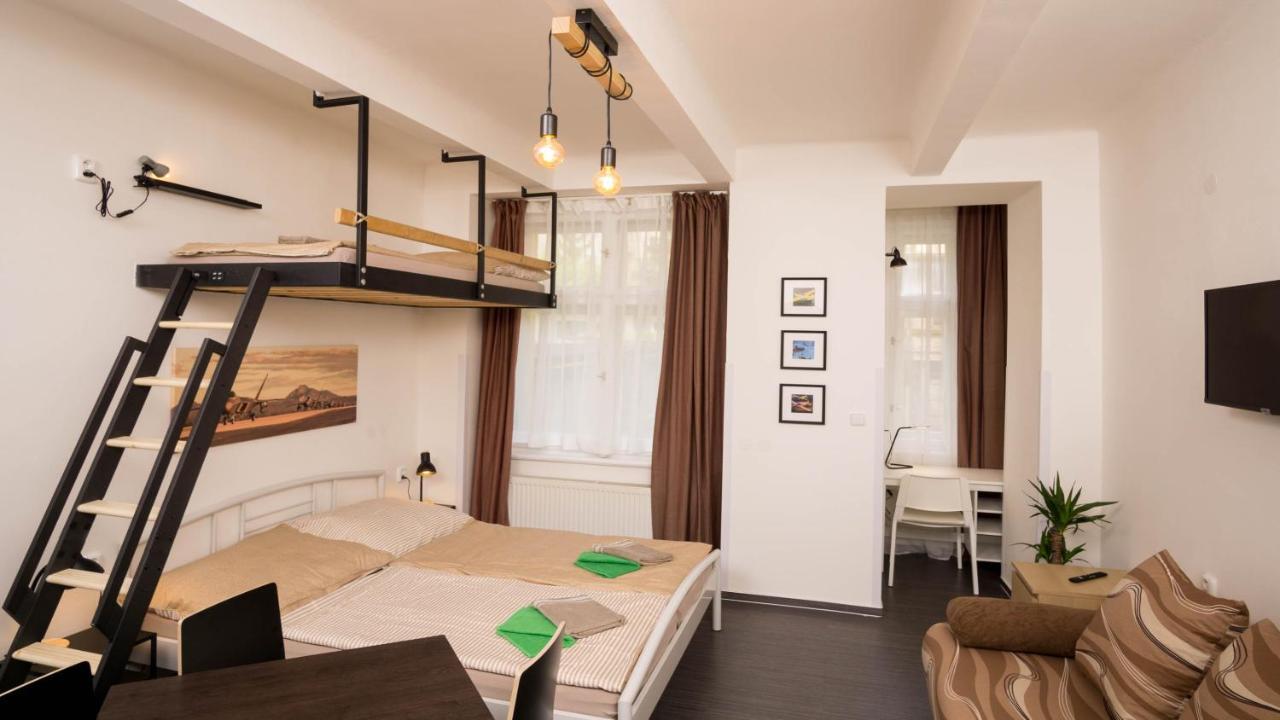 Flying Bed Apartment Close To Prague Castle And Airport 외부 사진