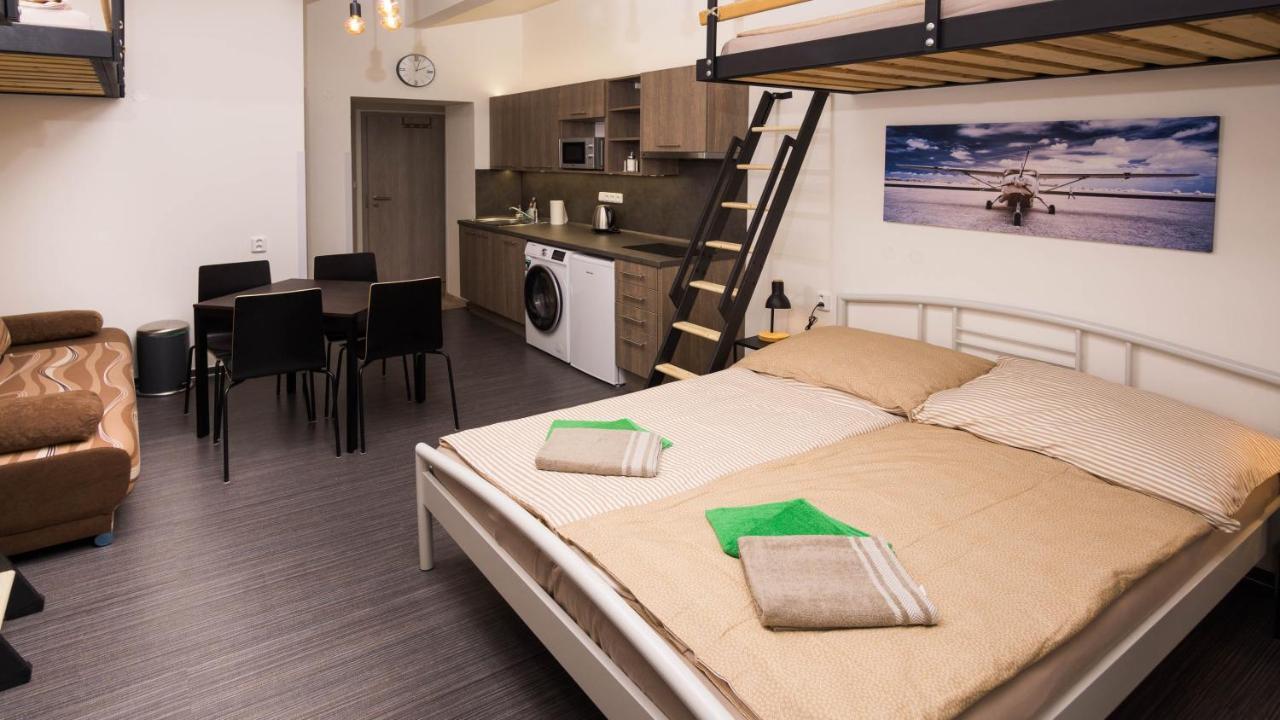 Flying Bed Apartment Close To Prague Castle And Airport 외부 사진