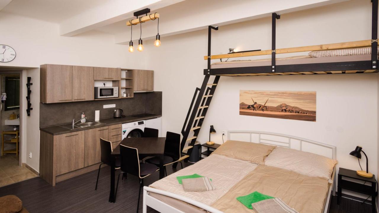 Flying Bed Apartment Close To Prague Castle And Airport 외부 사진