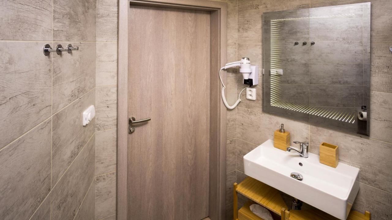 Flying Bed Apartment Close To Prague Castle And Airport 외부 사진