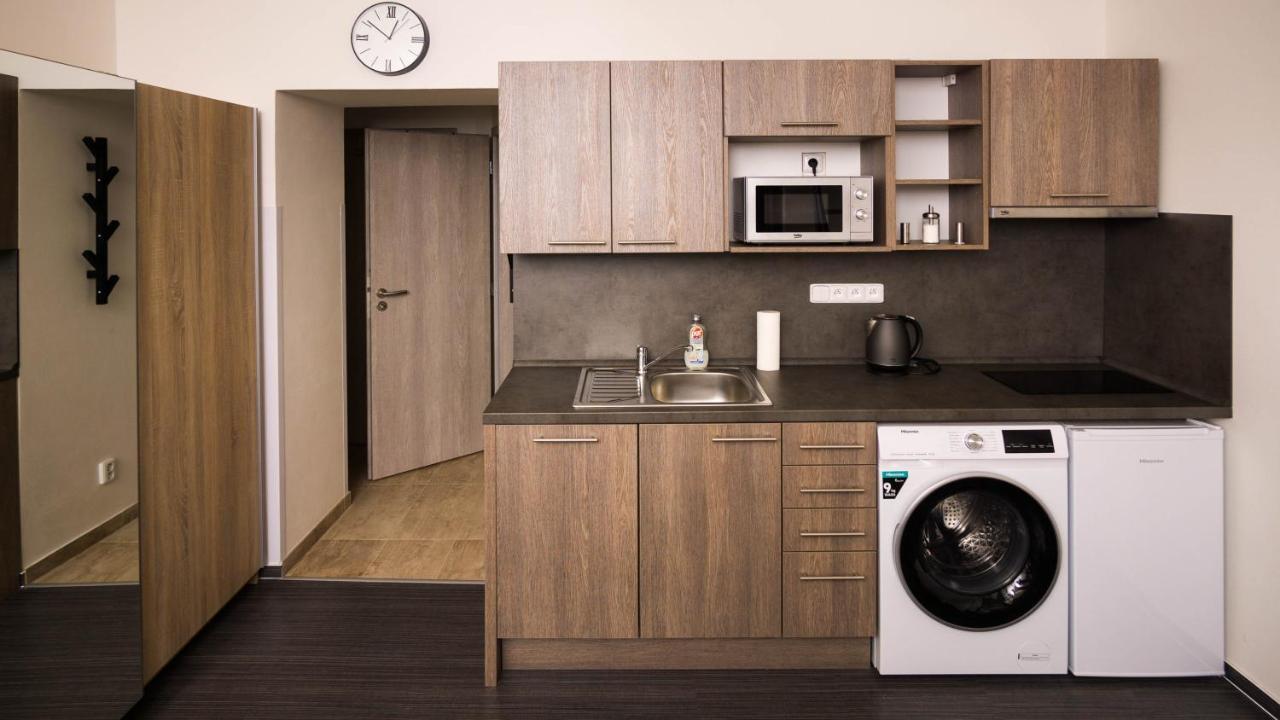 Flying Bed Apartment Close To Prague Castle And Airport 객실 사진