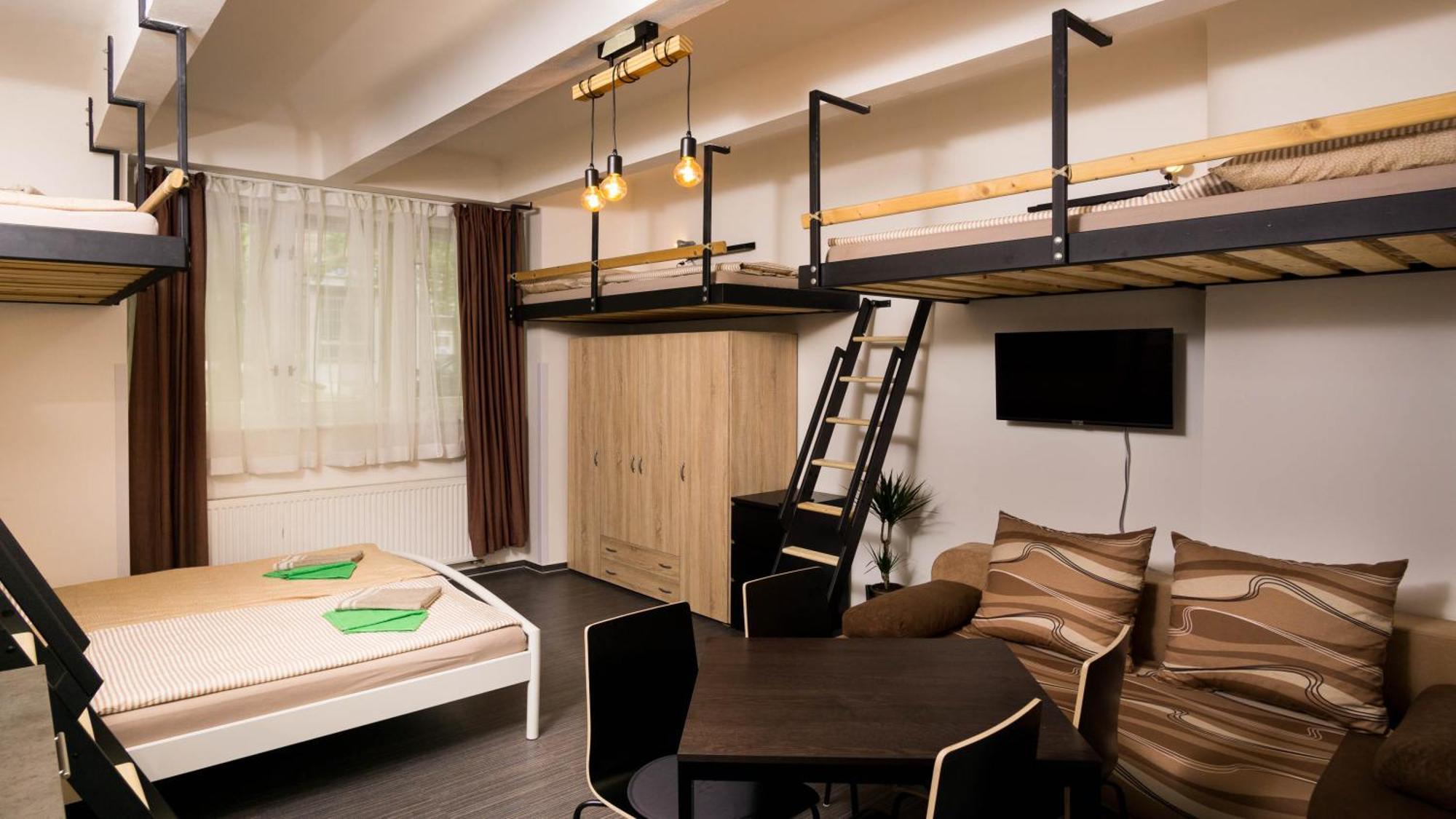 Flying Bed Apartment Close To Prague Castle And Airport 객실 사진