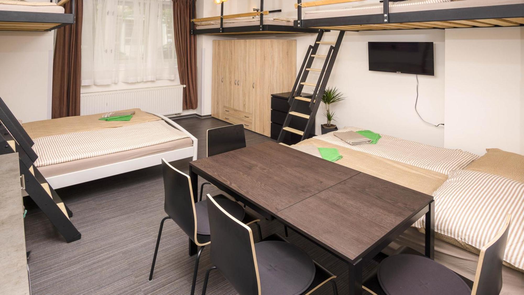 Flying Bed Apartment Close To Prague Castle And Airport 객실 사진
