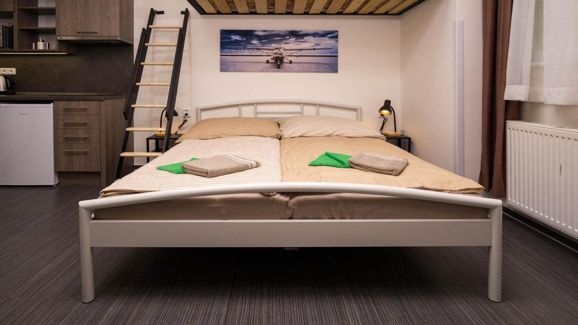 Flying Bed Apartment Close To Prague Castle And Airport 객실 사진