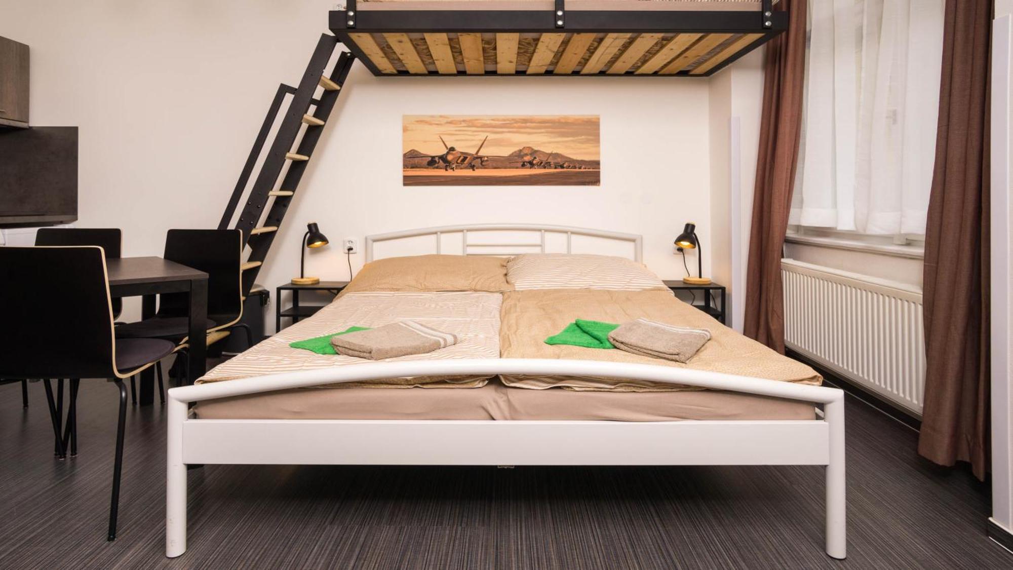 Flying Bed Apartment Close To Prague Castle And Airport 객실 사진